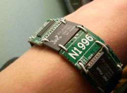 Bracelete de circuitos impressos, um exemplo do que se encontra no site