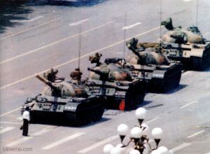 Protesto na Praça da Paz Celestial, típica cena censurada pelo Google.cn
